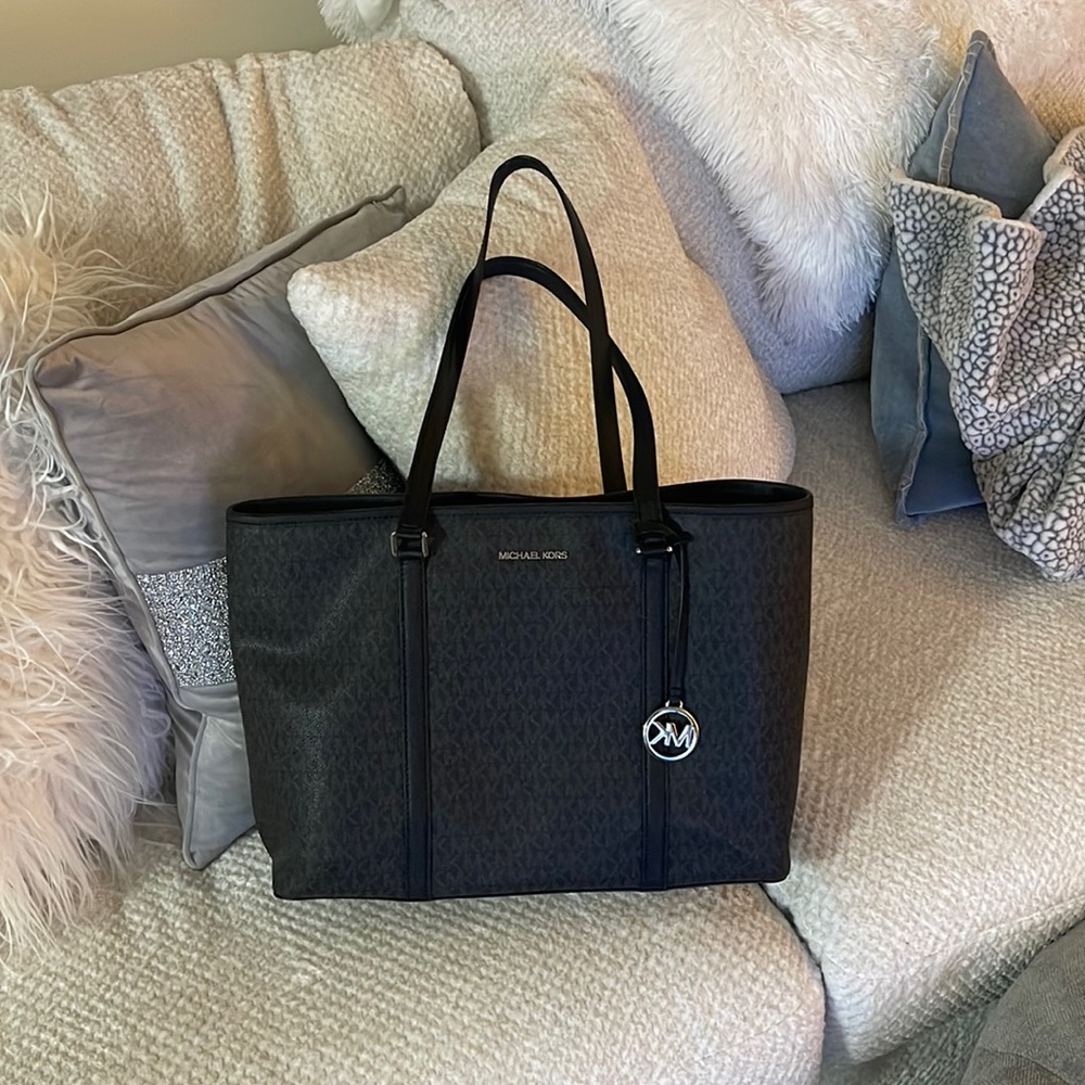 michael kors tote in all black. super cute! in perfect condition!